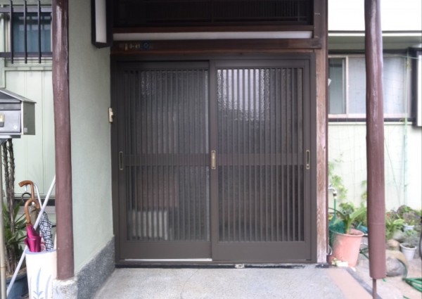 雰囲気を壊さずにメンテナンスフリーの玄関のドアに交換しました