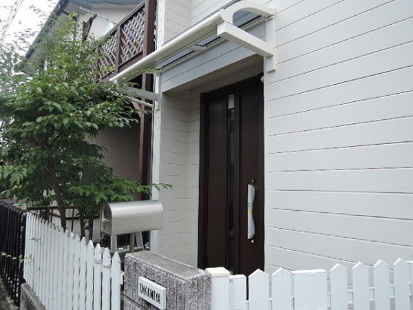 断熱性のある玄関ドアに交換し、屋根も設置したことで、快適性があがるリフォームになりました。