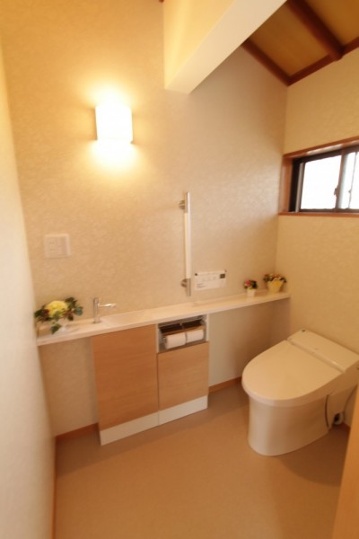 広々とした落ち着ける空間のトイレに。さらに将来も見据えたバリアフリー仕様。