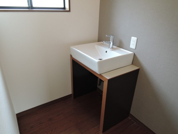 木目調のお洒落で個性的な手洗い器が完成しました。