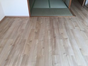 傷や汚れにも強くいフローリングを上貼り。明るいリビングダイニングにもなりました。