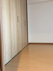 古い印象の洋室から温もり溢れる今風の洋室に変わりました。