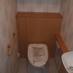 収納力も抜群、暖かみのあるトイレ空間に
