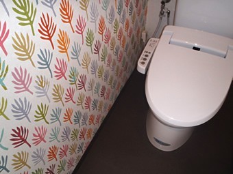 カラフルでおしゃれなトイレになりました