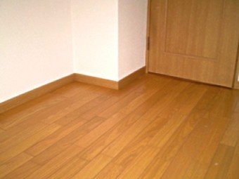人気のフローリングへ。掃除もラクラクです。
