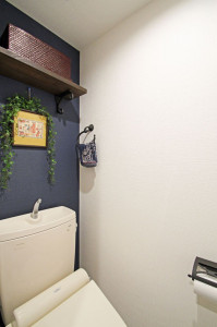 ダークブラウンを採用して大人の雰囲気漂うお部屋になりました。