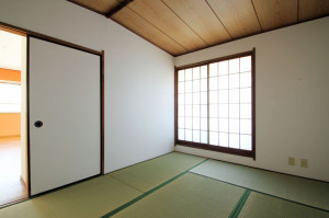 壁や天井等、仕上げ材を変更するだけでもスッキリと明るい居室へ