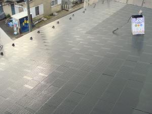 遮熱塗料で屋根塗装をしました。夏場の強い日差しの熱を多少和らげることができます。