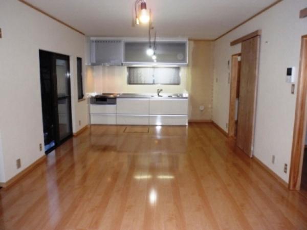 キッチン設備、内装などを入れ替えて綺麗に新築のようになりました。