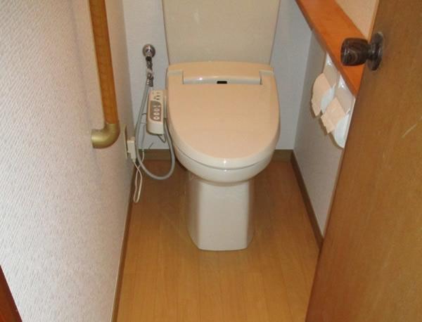 トイレの床の嵩上げをしてバリアフリーに。トイレ交換もして快適で安全になりました。