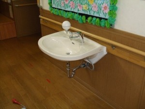 強度もしっかり。陶器製の洗面台を設置し便利になりました。