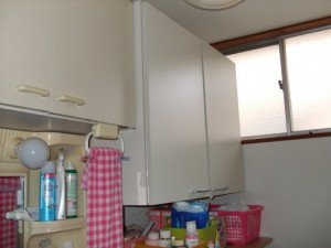 空いているスペースに吊り戸棚を設置し収納力をアップさせました