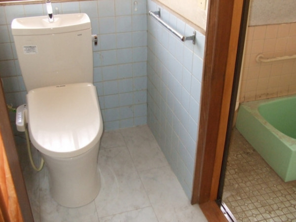 介護のために、広さの取れる脱衣所にトイレを設置しました。