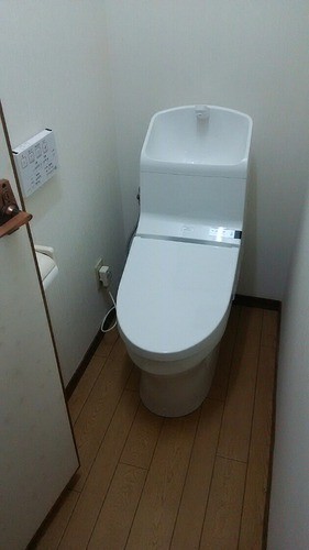 一体型のトイレに交換して手入れがグンと楽に