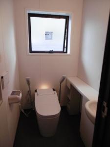 トイレ本体をタンクレスに交換し、トイレ後ろの窓サッシの交換をして奥行きが広く見えるようになりました。