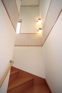 消臭・調湿効果があるエコカラットで階段のアクセントになりました！
