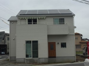 屋根に最大に設置する為に2種類のパネルを組み合わせました。