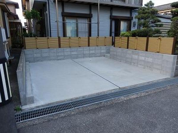 和風庭園の一部を駐車スペースに。雰囲気を壊すことなく作り上げました。