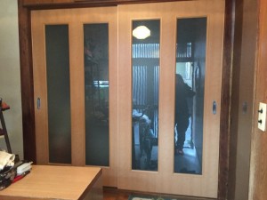 ガラス入りの建具からアクリルの建具へ