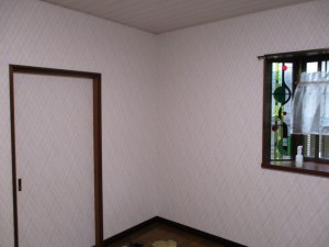 防カビ、抗菌、汚れ防止機能などを兼ね備えた壁紙をキッチンに貼りました。