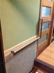 将来を見据えて手摺りも設置しました。