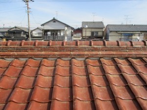 屋根を診断し、棟の積み直し修繕工事を行いました。