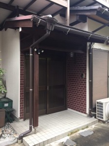 傷んでいた玄関廻りの木部を塗装し、長持ちする玄関へ