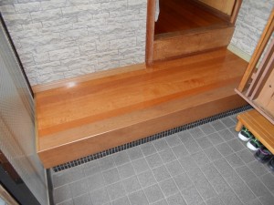 ふわふわとする床を補修し、綺麗な床に戻りました。