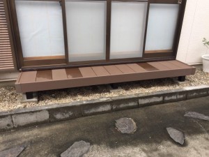 縁側から人工木のウッドデッキへ交換し素敵なお宅へと変わりました。