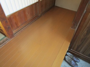 無垢フローリングを張り、気持ちよくお客様をお出迎えできる玄関になりました。