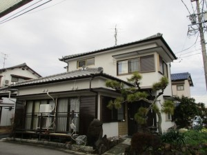 明るく水にも強い外壁に塗り替えました。