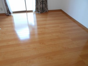 天井・壁・床を張り替え、照明も替え、明るい応接間に