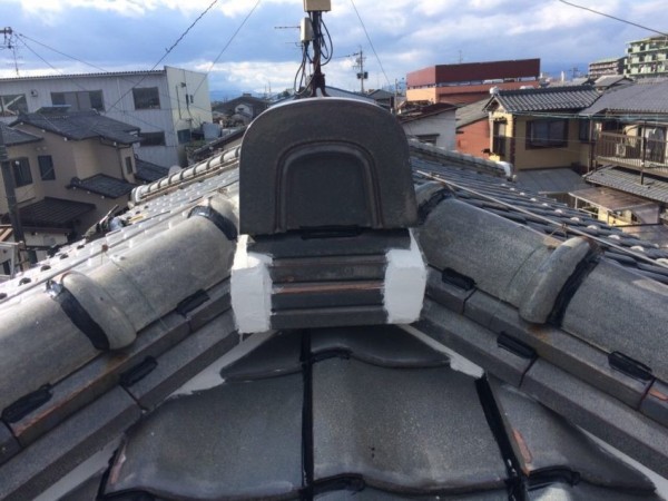 瓦一枚一枚、ズレないように丁寧に補修しました。
