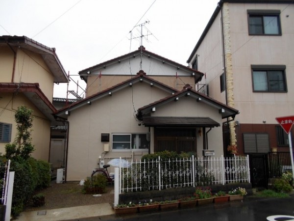 モルタル壁と板金壁それぞれに適した塗装方法で綺麗に塗り替えました。