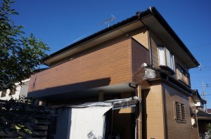 新しいサイディングに張り替えたベランダ壁面です。