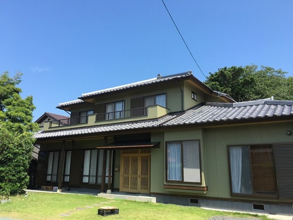 淡いグリーンに外壁を塗り替えたことでさらに和風の雰囲気の外観になりました。