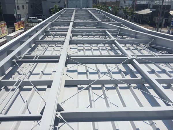 錆が酷いガソリンスタンドの屋根鉄骨を塗装し、綺麗にしました。