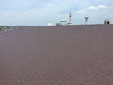 アスファルトシングルの屋根はえんじ色に塗り替えました。