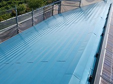 鮮やかなブルーが目をひく屋根に。