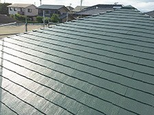 発色が綺麗なグリーンの素敵な屋根に仕上がりました。
