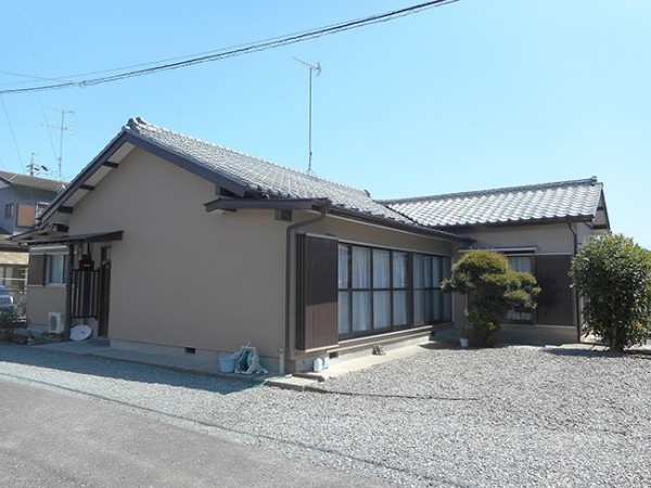 淡い色味でまとめ、全体的に統一された外観の平屋住宅になりました。