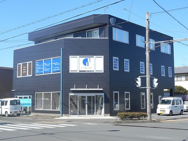 スタイリッシュでモダンな店舗外観になりました。