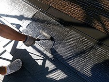 外壁とともにシックな印象の屋根に仕上がりました。