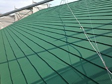 鮮やかなグリーンが目をひく屋根に仕上がりました。