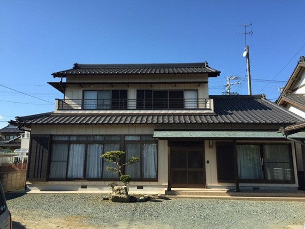 外壁を塗り替えたことでシックな印象に変わりました。