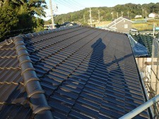 汚れや苔が酷かった屋根が見違えるように綺麗に塗り替えられました。