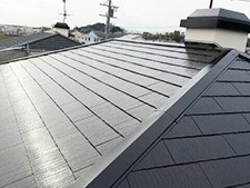 既存の雰囲気そのままに屋根をキレイに塗り替えました。