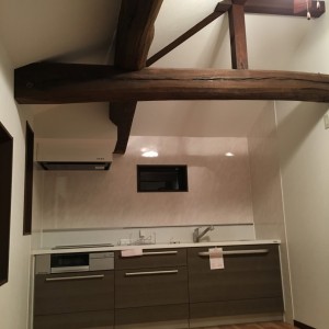 使われていない小屋裏をキッチンスペースに