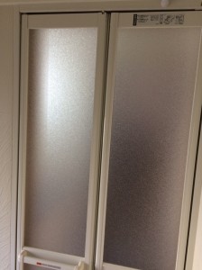 壁を壊さず　新しい浴室戸に♪