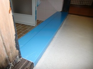 壁を壊さず　新しいアルミ折戸へ